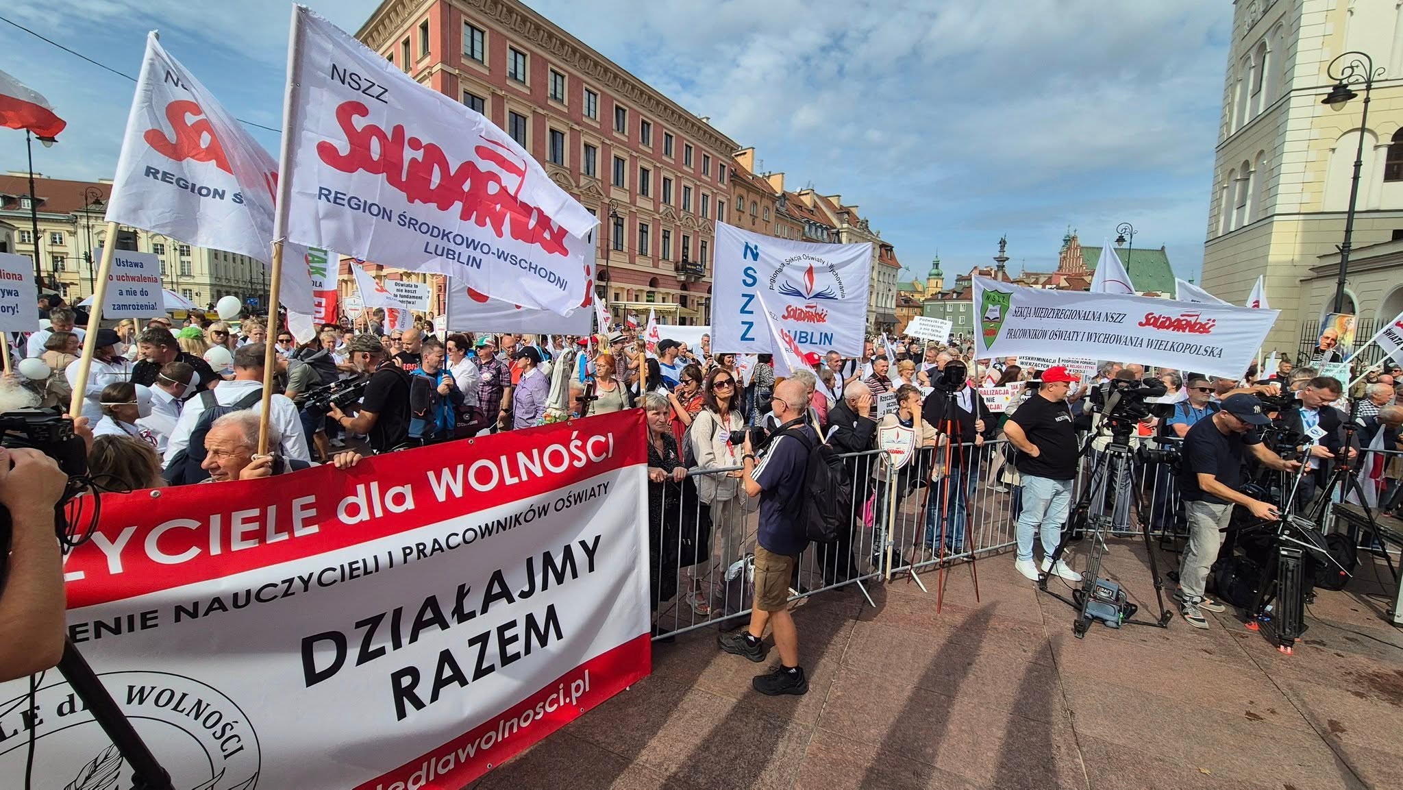 Protestują przeciwko reformom Nowackiej. "Szkoła stoi dziś na krawędzi upadku"