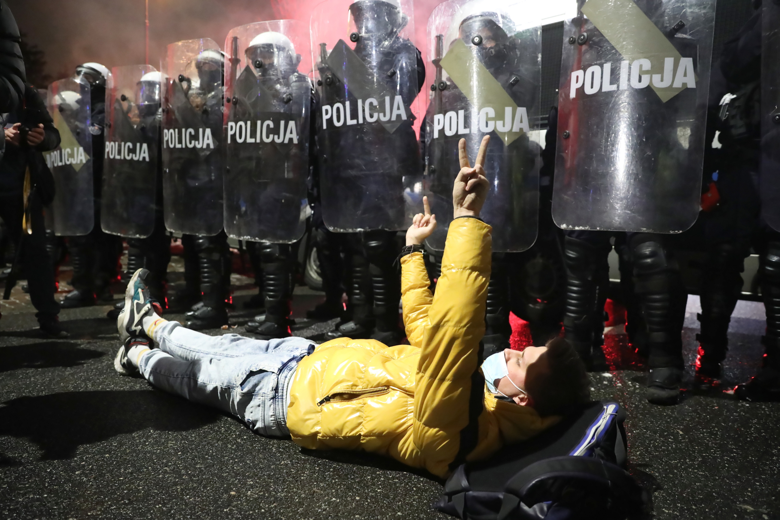 Warszawa. Demonstranci oraz funkcjonariusze policji podczas protestu przeciwko zaostrzeniu prawa aborcyjnego.