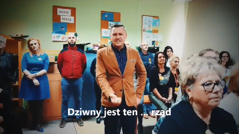 Protestujący nauczyciele nagrywają piosenki