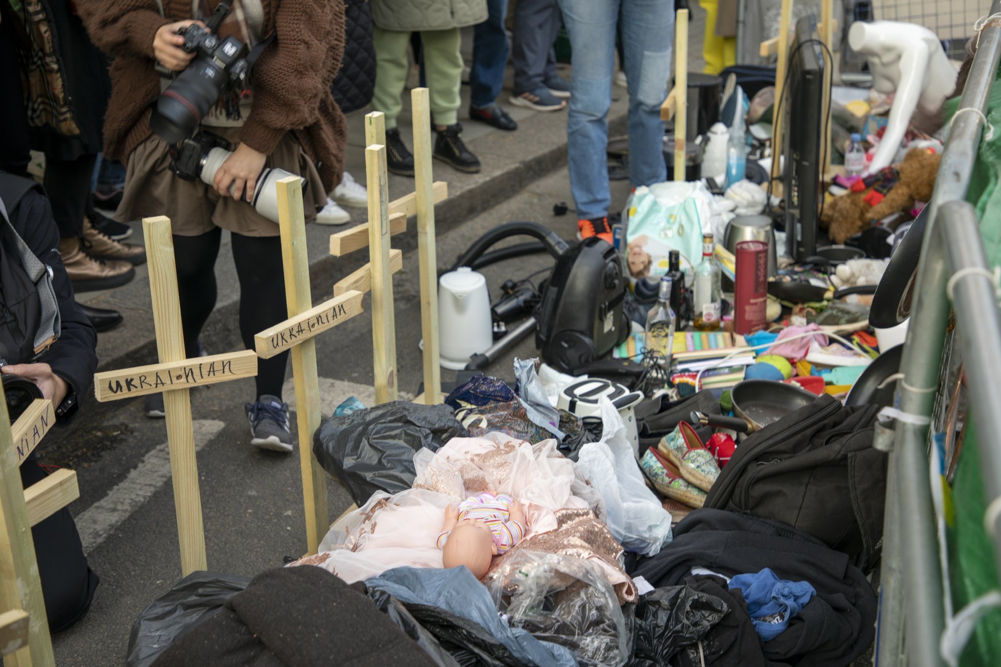 Protestujący przenieśli pod ambasadę przedmioty codziennego użytku, nawiązując do doniesień o kradzieżach dokonywanych przez rosyjskie wojska.