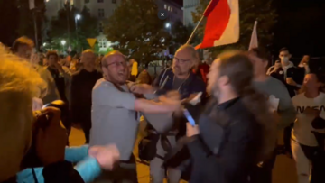 Protestujący ws. TVN zaatakowali posła Sośnierza