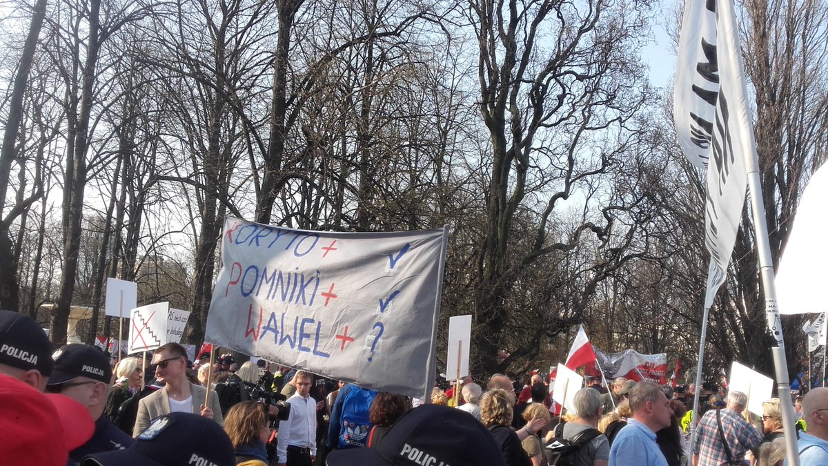 Protesty w trakcie uroczystości odsłonięcia pomnika ofiar tragedii smoleńskiej w Warszawie