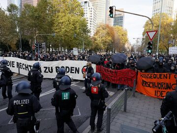 Protesty przeciwko noszeniu maseczek w Niemczech