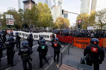protesty przeciwko noszeniu maseczek w Niemczech
