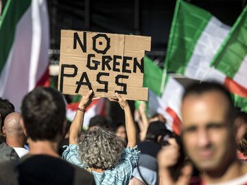 Protesty przeciwko przepustkom COVID-19 we Włoszech