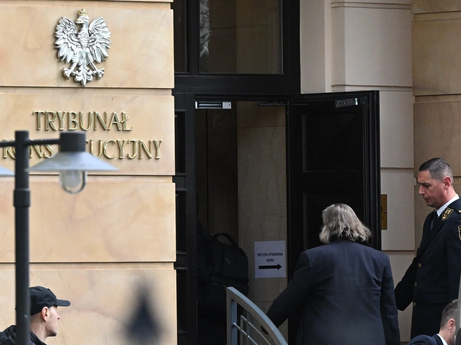 Sędziowie Trybunału Konstytucyjnego wchodzą do siedziby Trybunału Konstytucyjnego