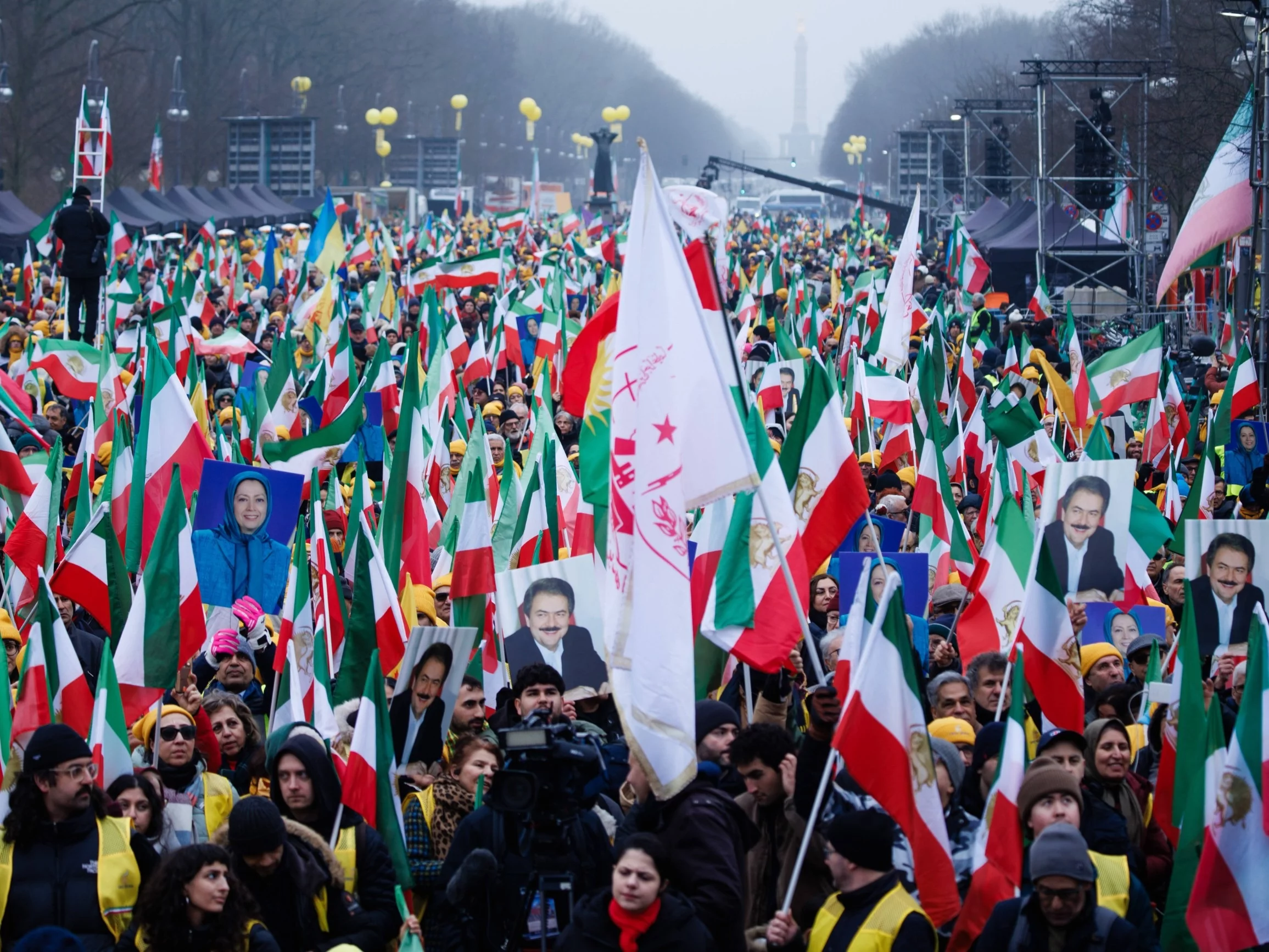 Protest przed Bramą Brandenburską w Berlinie