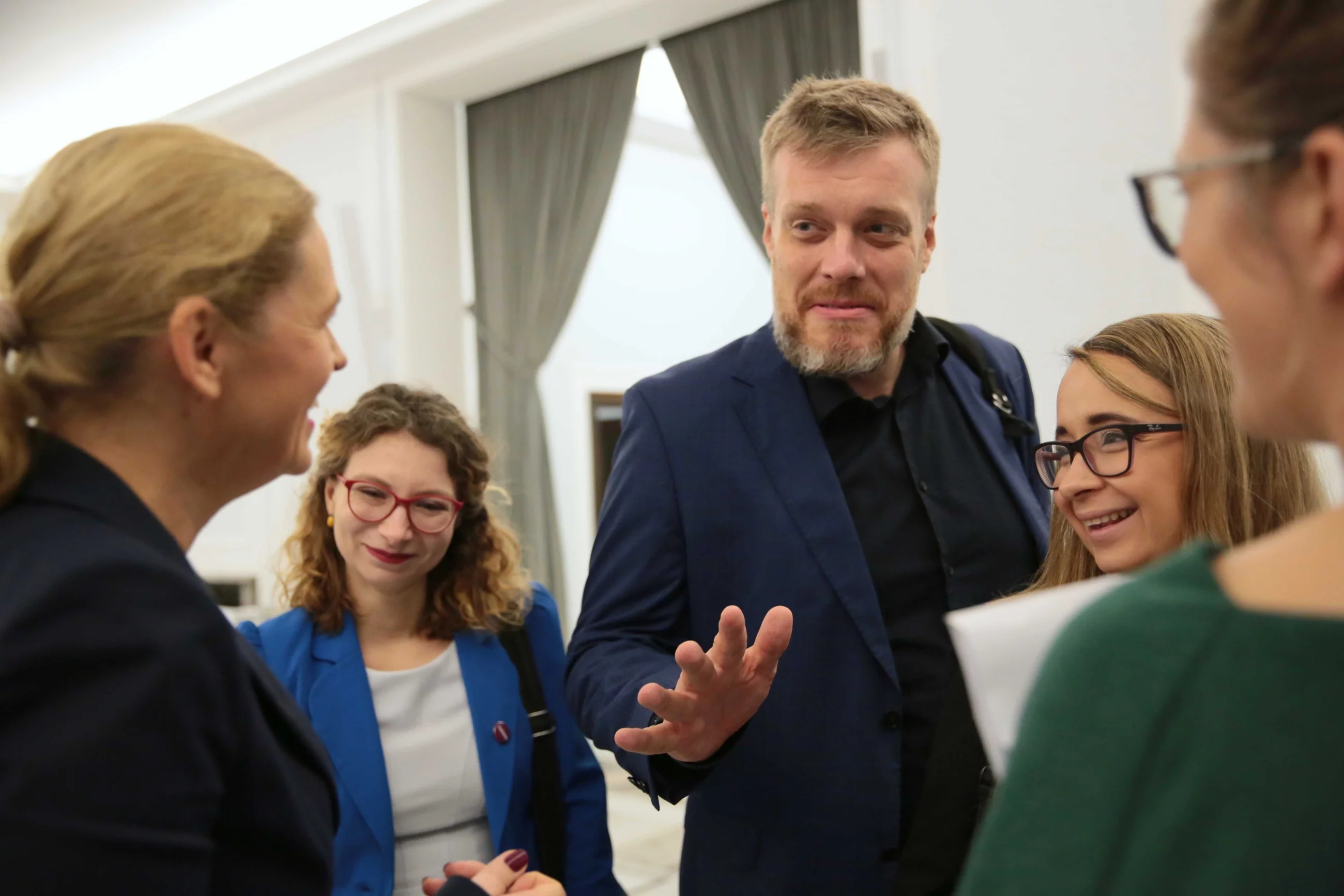 Poseł PiS na Sejm IX kadencji Agata Wojtyszek (2L), liderka Inicjatywy Polska Barbara Nowacka (L), współzałożyciel i członek Zarządu Krajowego partii Razem Adrian Zandberg (C) oraz członkini Zarządu Krajowego Lewicy Razem Marcelina Zawisza (2P), w Sejmie