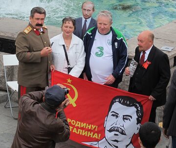 Przebrani za Stalina i Lenina pozują do zdjęć z turystami