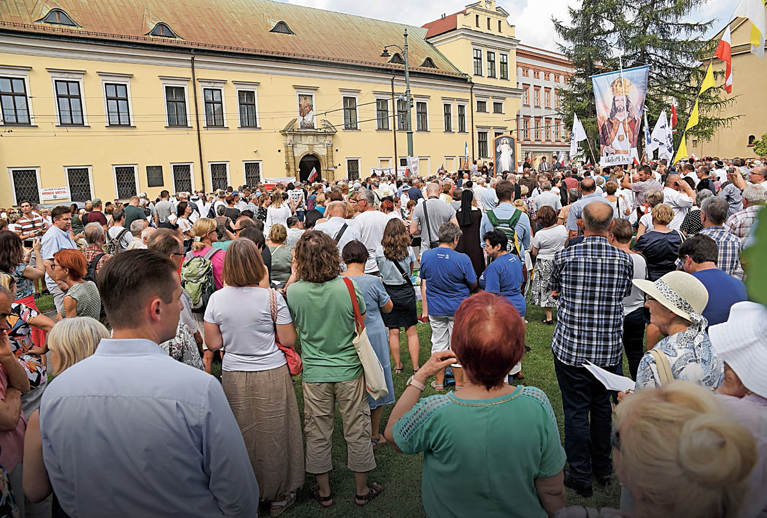 10 sierpnia pod oknem papieskim przy ul. Franciszkańskiej 3 w Krakowie kilka tysięcy ludzi stawiło się na modlitwie mającej być manifestacją poparcia dla atakowanego abp. Jędraszewskiego