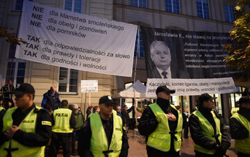 Przeciwnicy PiS pikietują na przeciwko Pałacu Prezydenckiego w czasie obchodów miesięcznicy smoleńskiej