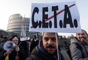 Przeciwnicy umowy CETA przed gmachem Parlamentu Europejskiego