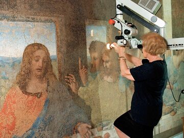 Przed konserwacją – za pomocą potężnego mikroskopu z podwójną ogniskową – zbadano w 1998 r. warstwy farb i werniksu „Ostatniej Wieczerzy” Leonarda da Vinci