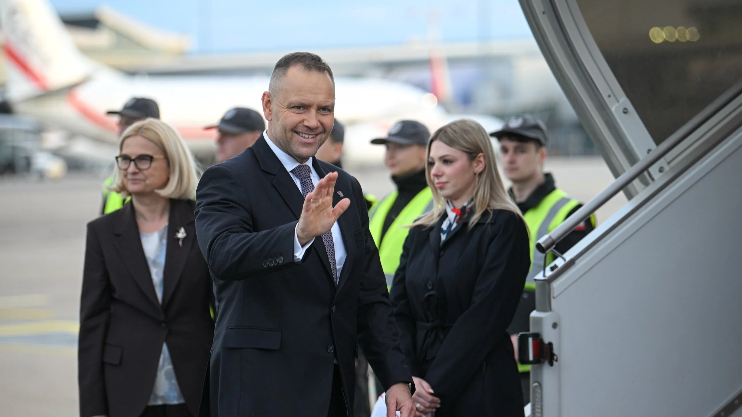 Prezydent RP Karol Nawrocki (C) wsiada na pokład samolotu na warszawskim lotnisku Okęcie