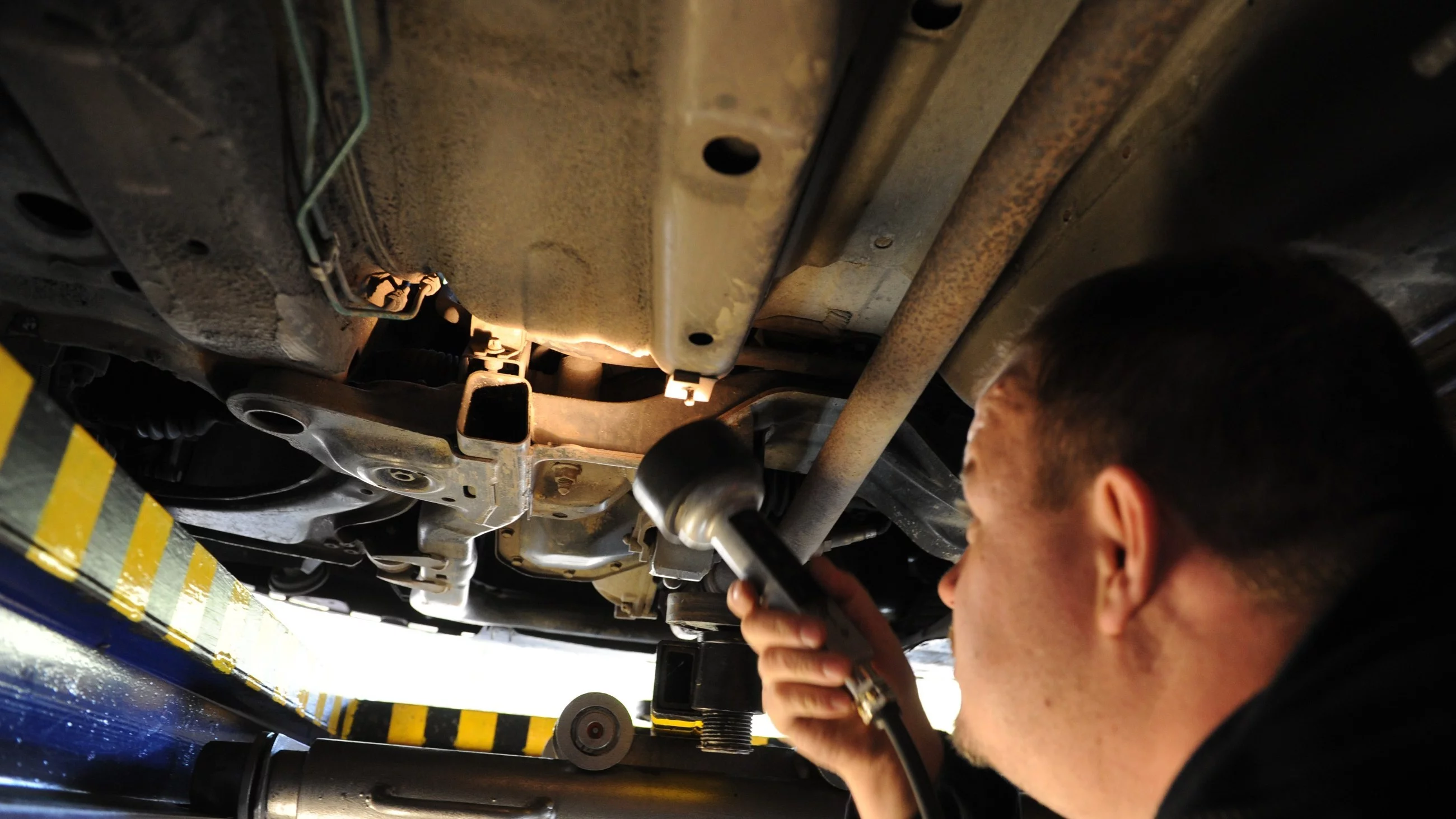 Przegląd samochodu na Stacji Kontroli Pojazdów, zdjęcie ilustracyjne