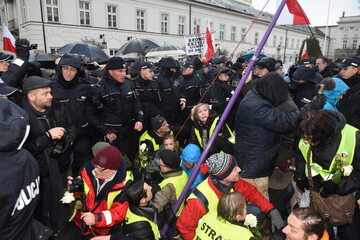 Przedstawiciele inicjatywy Obywatele RP próbują blokować miejsce, w którym w trakcie miesięcznicy smoleńskiej przemawia Jarosław Kaczyński