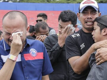 Przedstawiciele klubu Arema FC opłakują ofiary zamieszek na stadionie w Malang