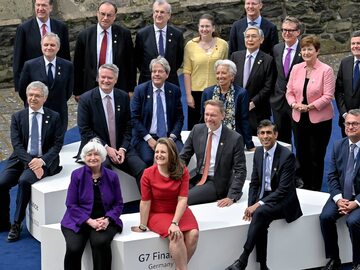 Przedstawiciele państw grupy G7 po zakończeniu szczytu