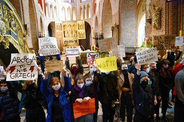 Przedstawiciele Strajku Kobiet w poznańskiej katedrze