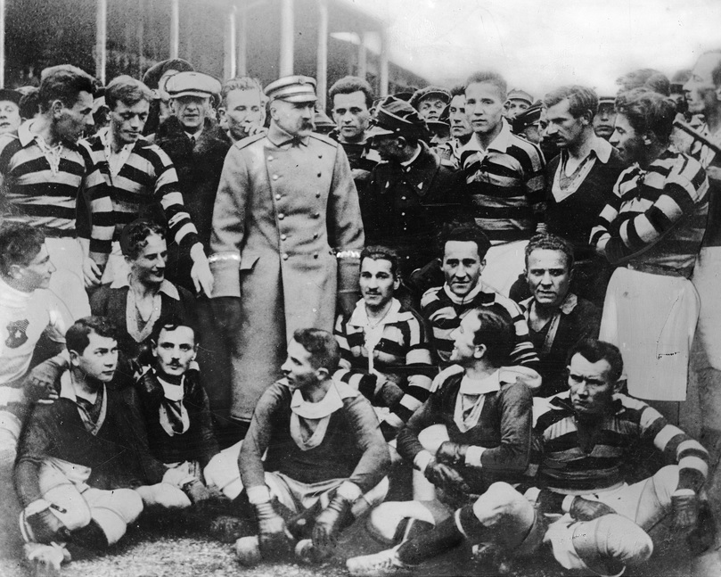 Marszałek Józef Piłsudski w otoczeniu zawodników Pogoni Lwów i Wisły Kraków na stadionie Wisły, 1924 r.