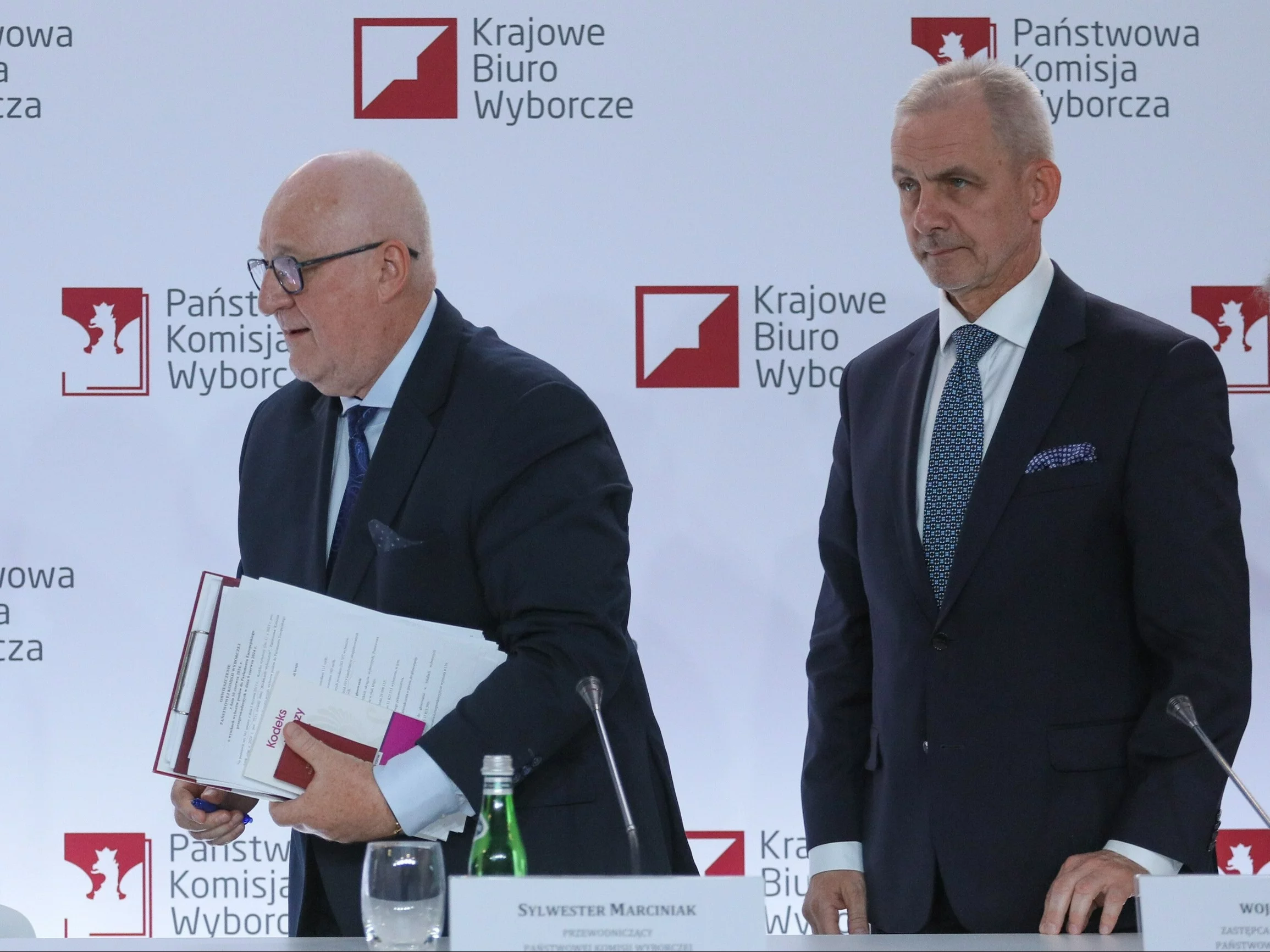 Przewodniczący Państwowej Komisji Wyborczej Sylwester Marciniak (L) oraz zastępca przewodniczącego PKW Wojciech Sych (P)