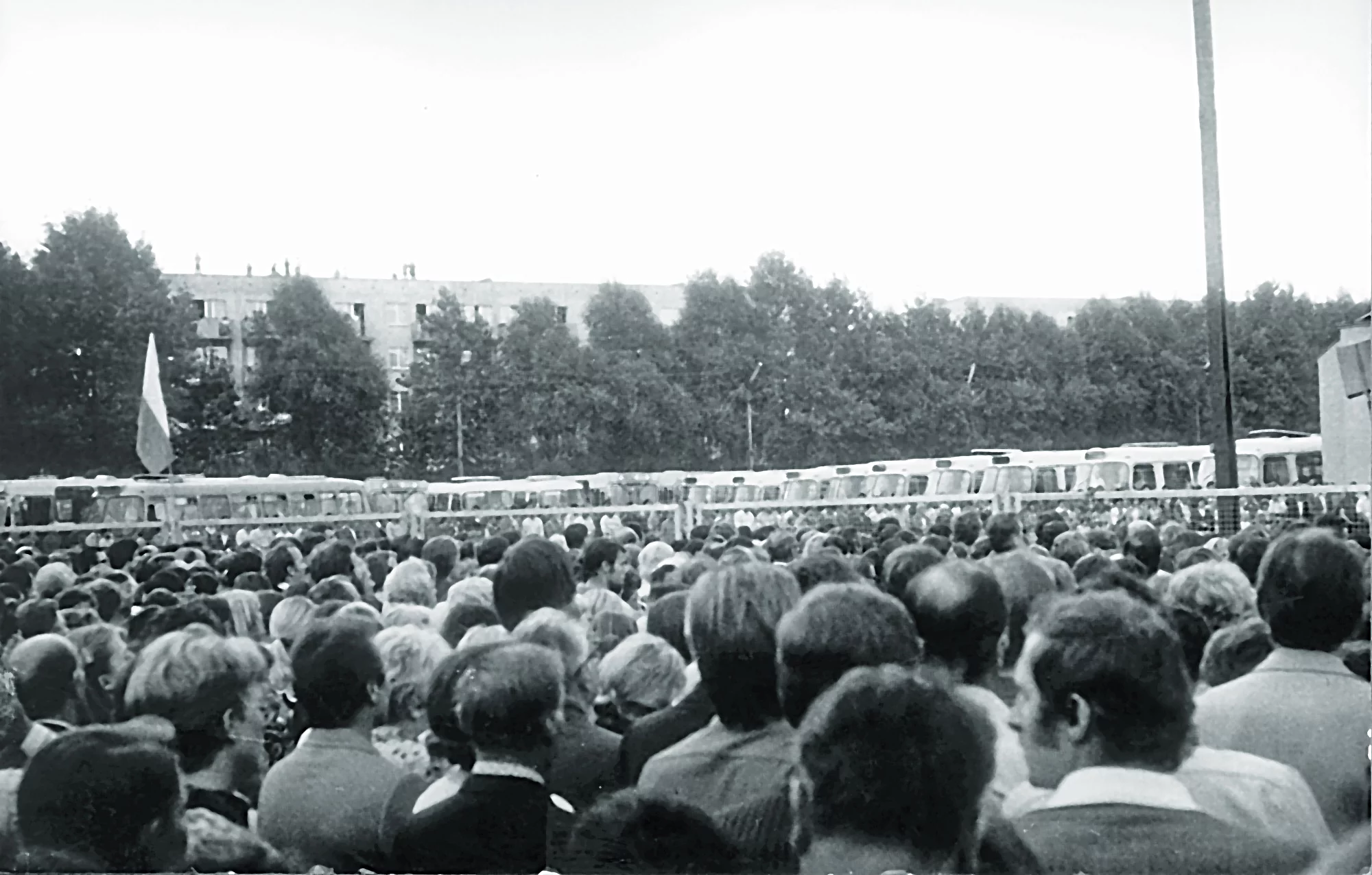 Msza św. na terenie zajezdni autobusowej nr 7 przy ul. Grabiszyńskiej podczas strajki solidarnościowego z robotnikami z Wybrzeża, 1980 r.