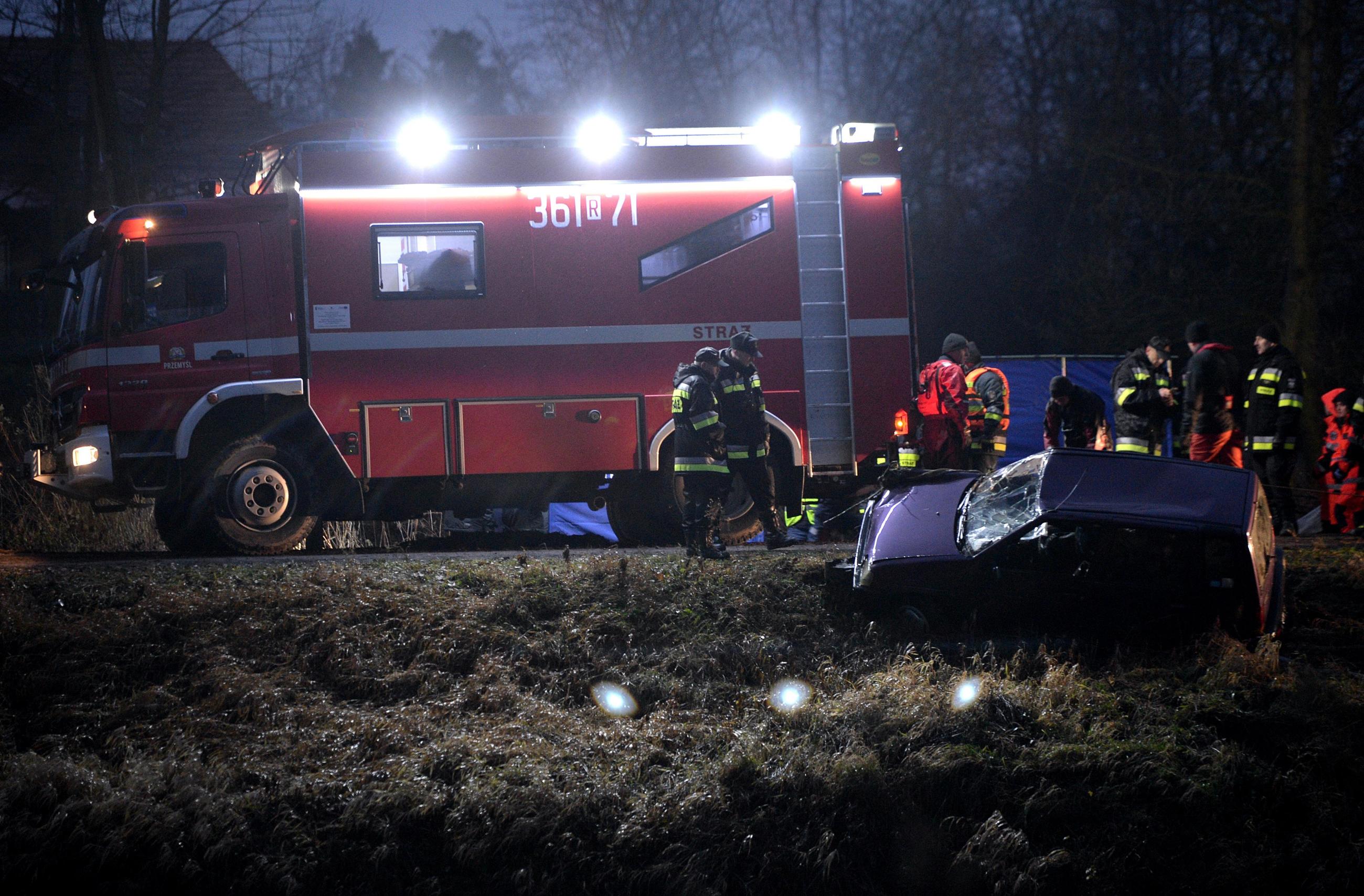 Strażacy wydobywają z rzeki samochód Tico, którym być może podróżowały nastolatki