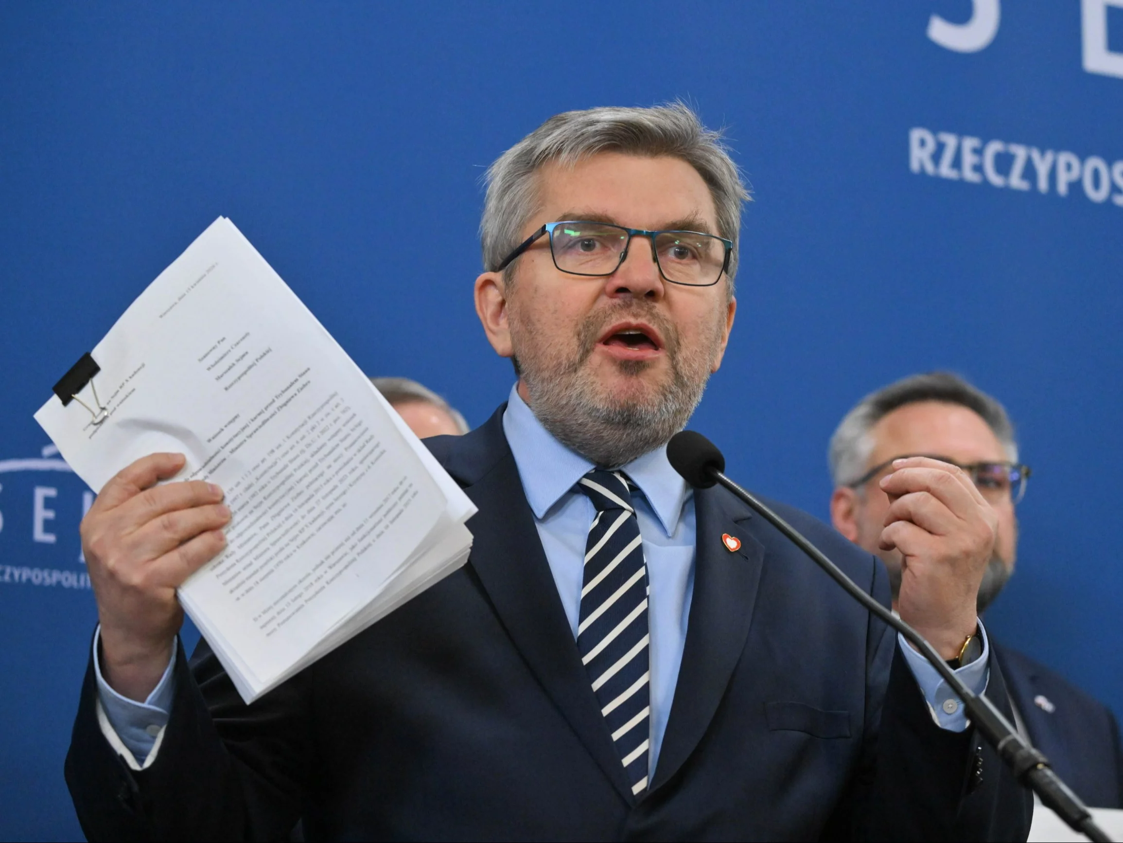 Sekretarz klubu KO poseł Jarosław Urbaniak na konferencji prasowej w Sejmie