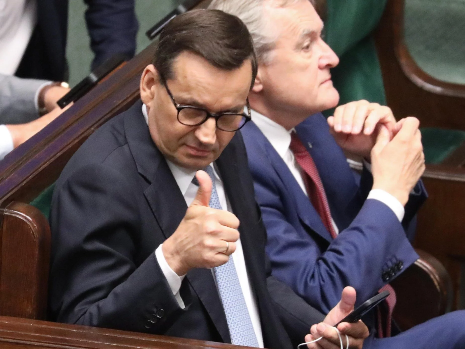 Premier Mateusz Morawiecki (L) i minister kultury i dziedzictwa narodowego Piotr Gliński (P) w Sejmie