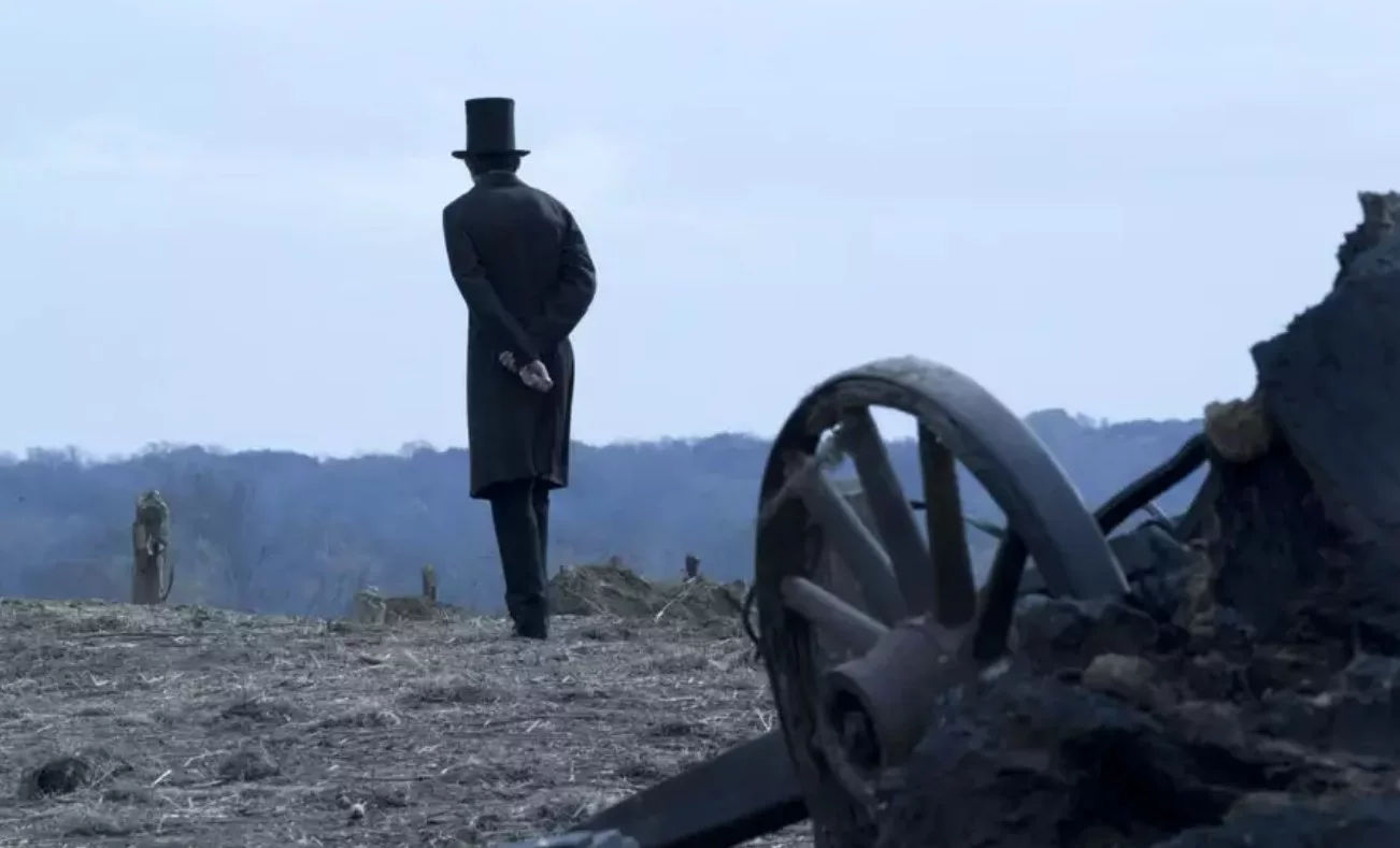 Abraham Lincoln na polu bitwy w czasie wojny secesyjnej. Kadr z filmu "Lincoln"