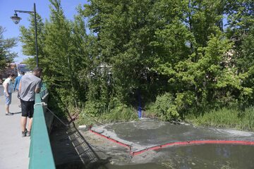 Przepompownia Ścieków Ołowianka zrzuca zanieczyszczenia wodociągowo-kanalizacyjne do Mołtawy w Gdańsku, 16 bm. W ciągu godziny do rzeki trafia 2,3 tys. metrów sześciennych nieczystości, które z nurtem rzeki płyną do Zatoki Gdańskiej.