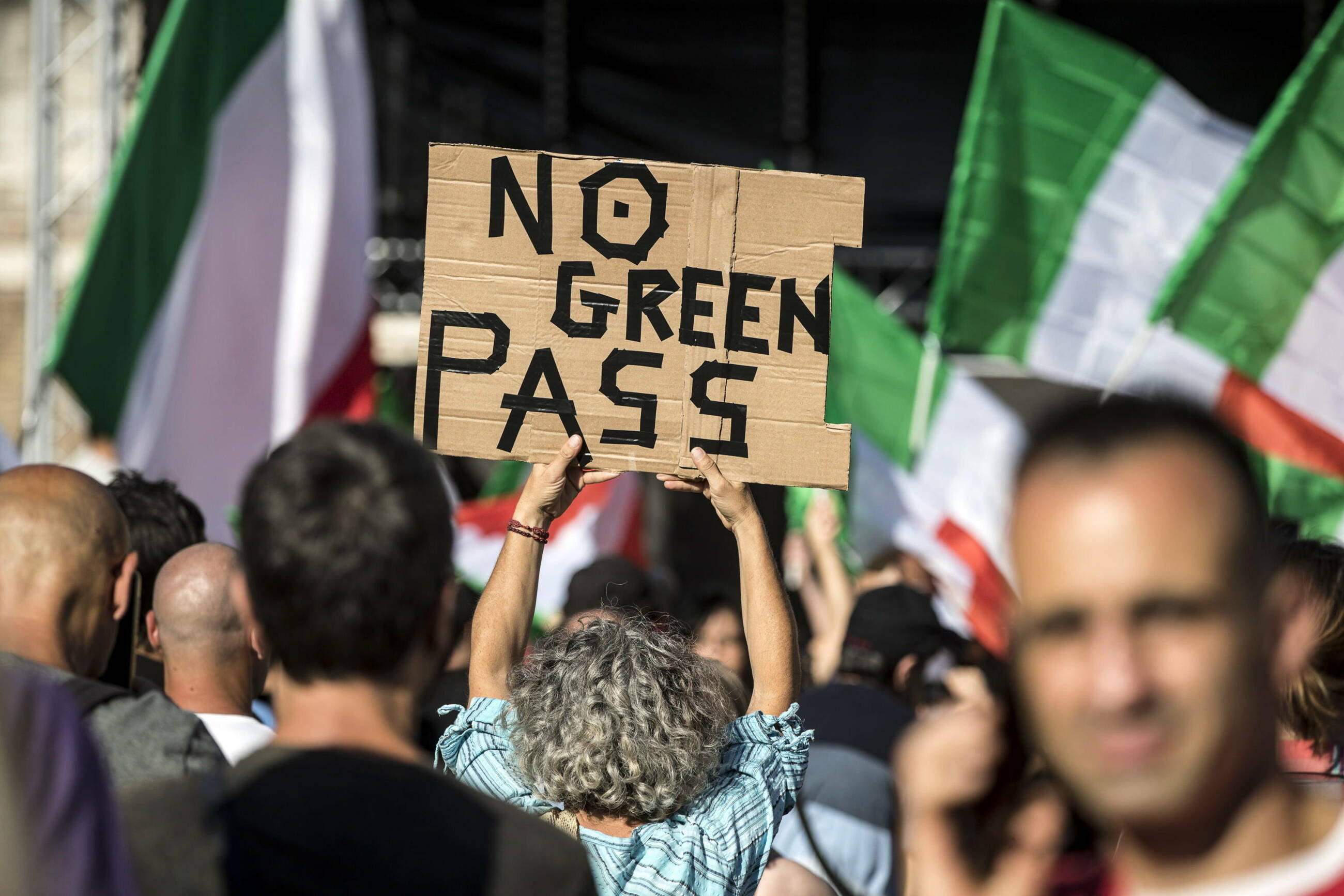 Protesty przeciwko przepustkom COVID-19 we Włoszech