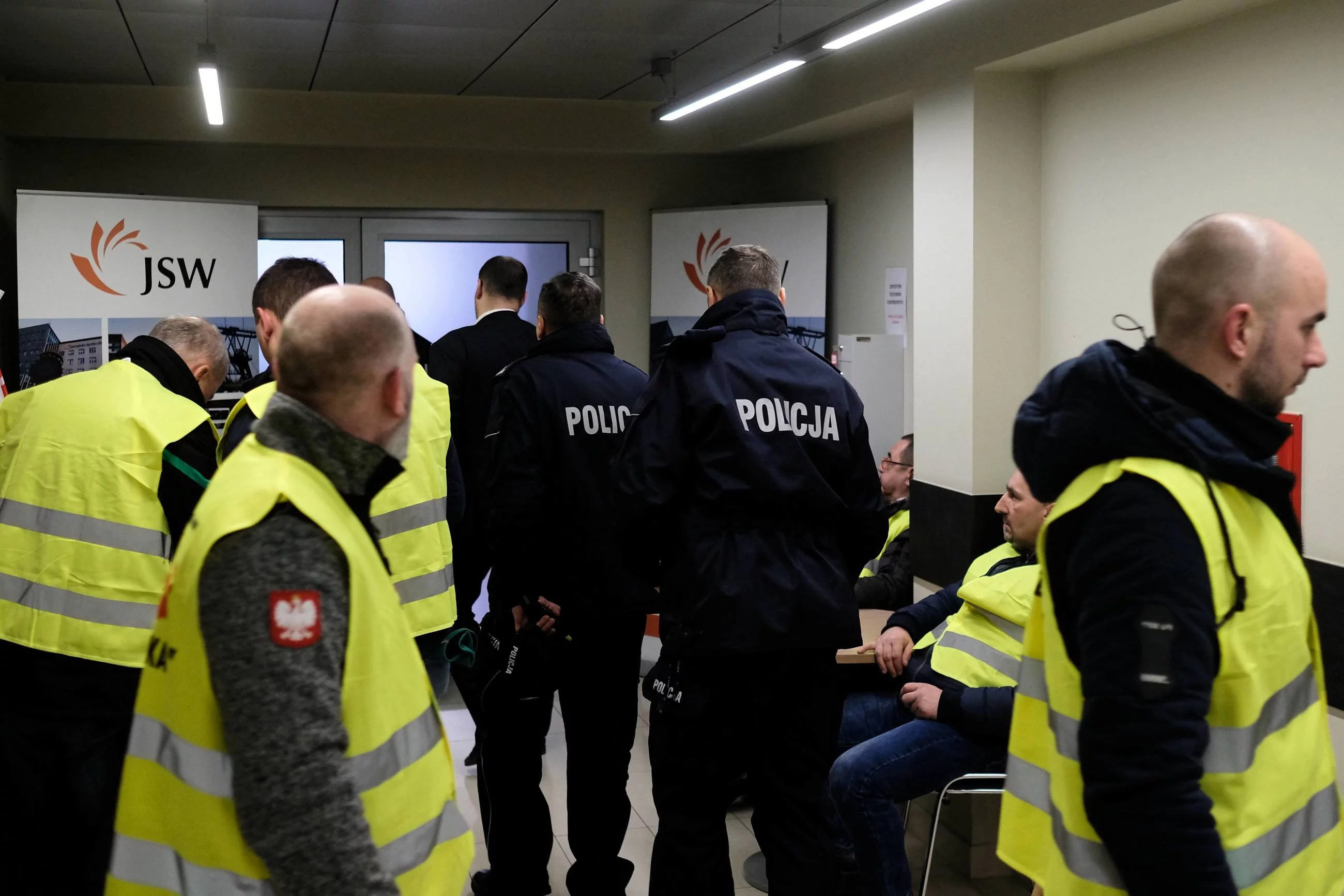 Związkowcy i policjanci w siedzibie Jastrzębskiej Spółki Węglowej,