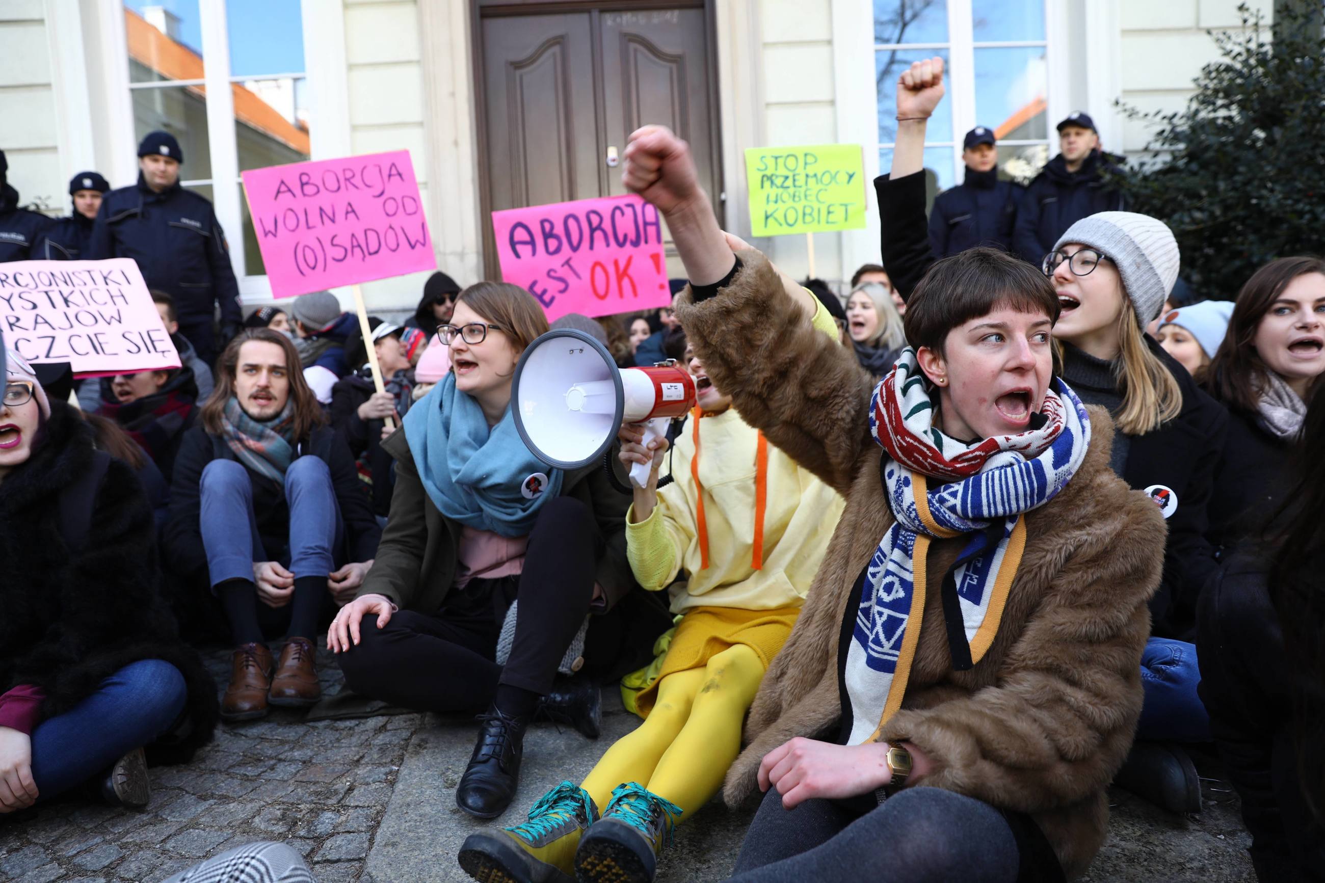 Protest przed Pałacem Arcybiskupów w Warszawie