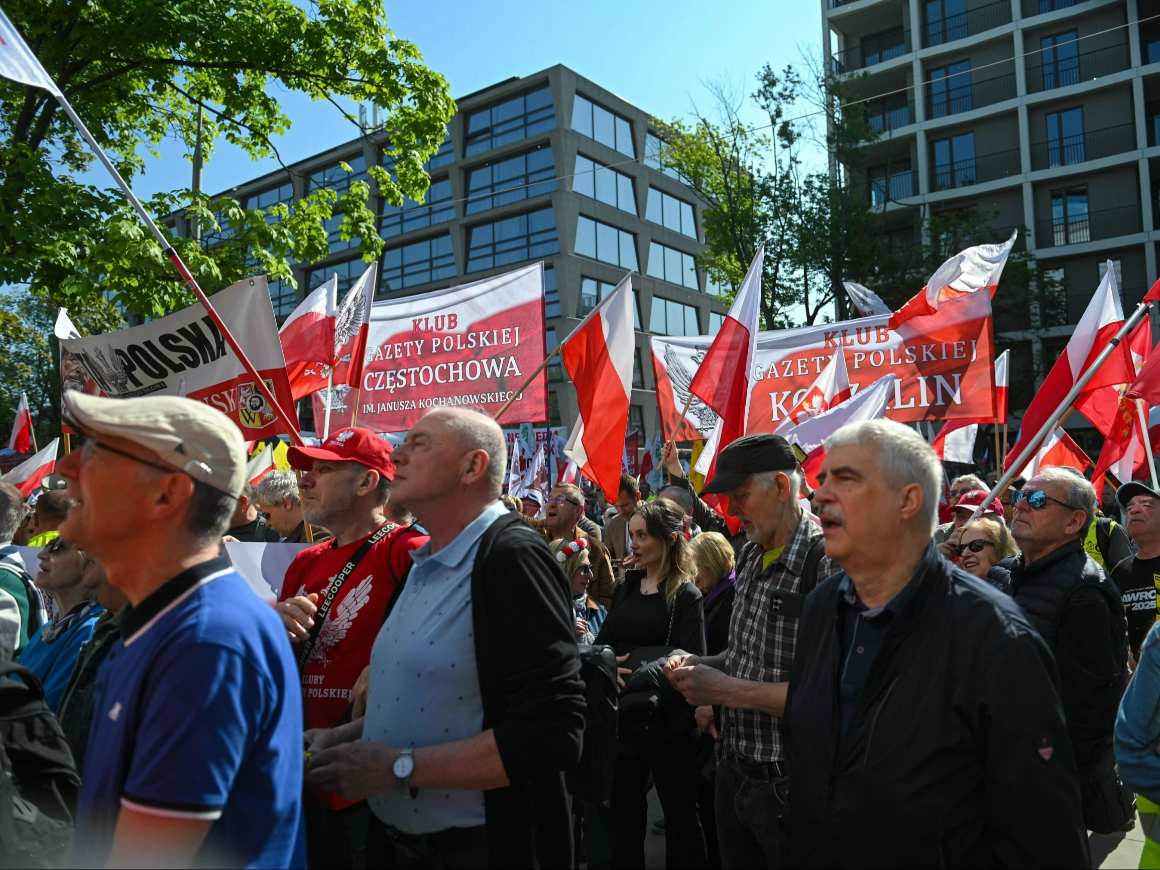Protest przed wejściem do Prokuratury Krajowej w Warszawie, gdzie redaktor naczelny TV Republika Tomasz Sakiewicz został wezwany w charakterze świadka