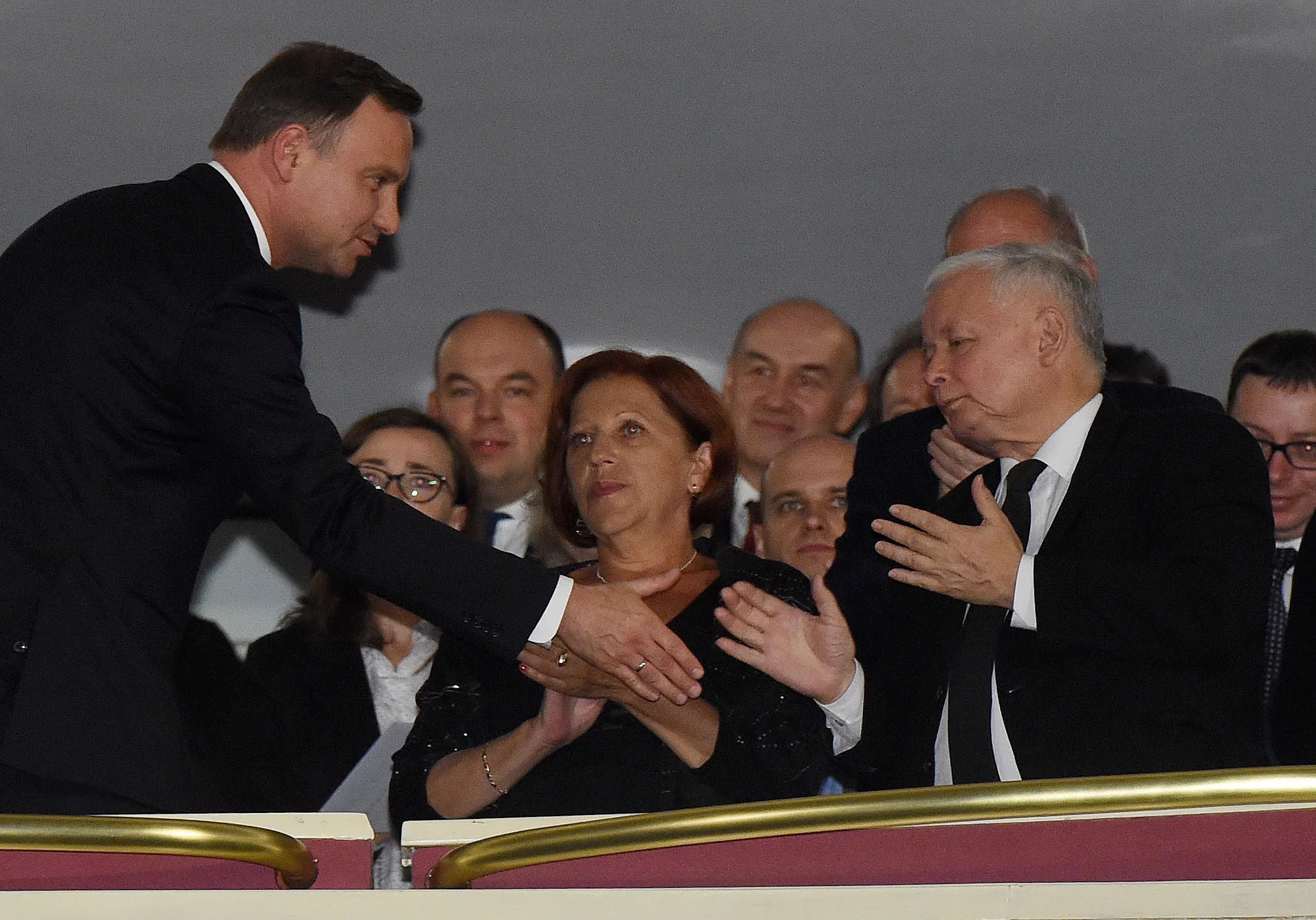 Andrzej Duda wita się z Jarosławem Kaczyńskim. W środku widać Barbarę Skrzypek, czyli "panią Basię"