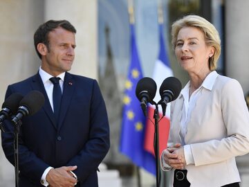 Przewodniczącą Komisji Europejskiej Ursula von der Leyen i prezydent Francji Emmanuel Macron
