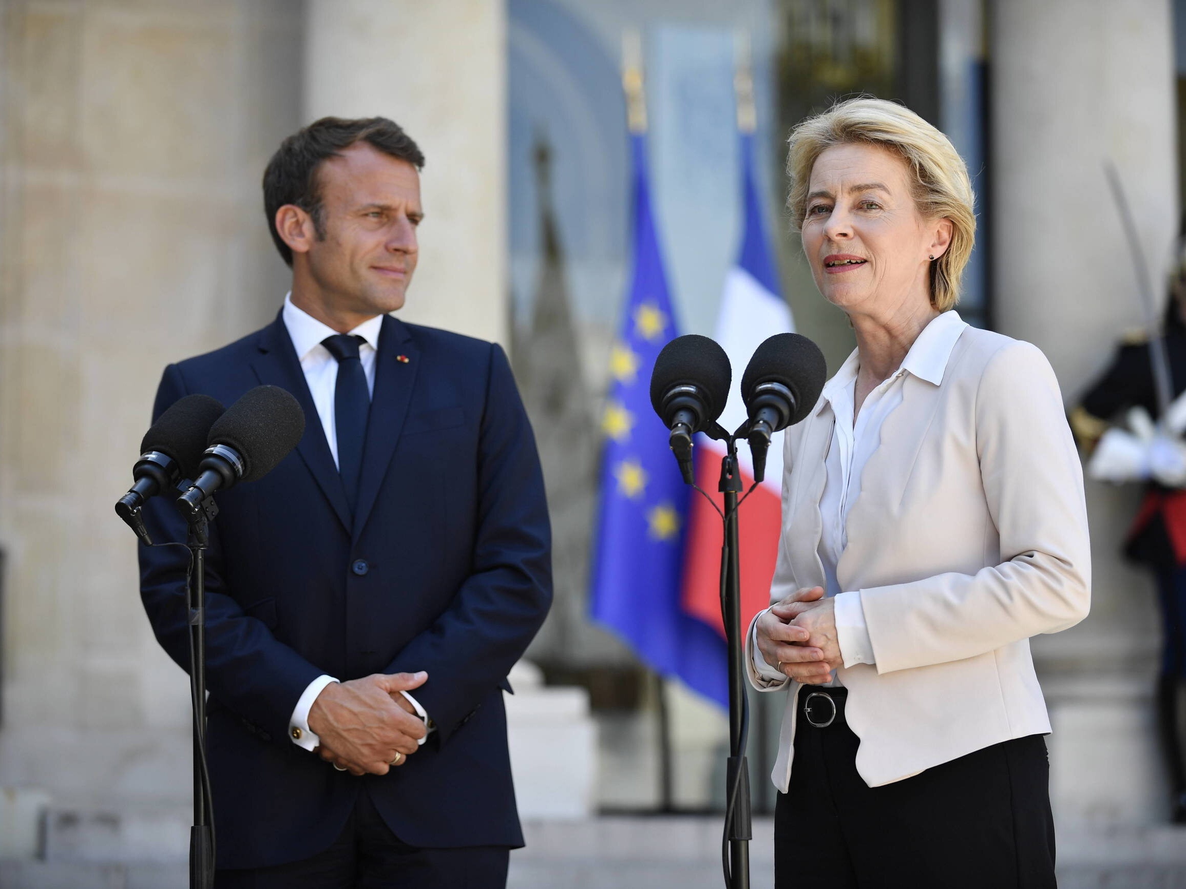 Przewodniczącą Komisji Europejskiej Ursula von der Leyen i prezydent Francji Emmanuel Macron