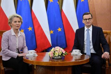 Przewodnicząca Komisji Europejskiej Ursula von der Leyen (L) i premier Mateusz Morawiecki (P) podczas spotkania w KPRM w Warszawie,