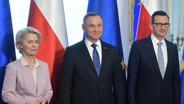 Przewodnicząca Komisji Europejskiej Ursula von der Leyen (L), prezydent RP Andrzej Duda (C) i premier RP Mateusz Morawiecki (P) podczas spotkania w Belwederze w Warszawie.