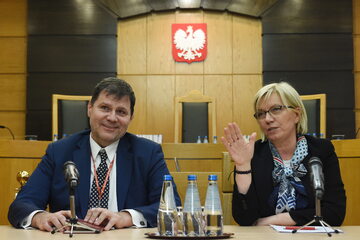 Przewodnicząca rozprawie, prezes Trybunału Konstytucyjnego Julia Przyłębska (P) oraz sędzia TK Mariusz Muszyński