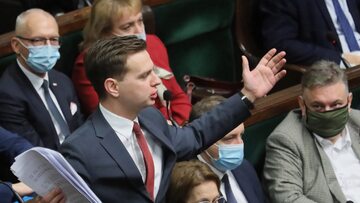 Przewodniczący Koła Poselskiego Konfederacja Jakub Kulesza wykluczony z obrad Sejmu za brak maski na twarzy. 16.11.2021