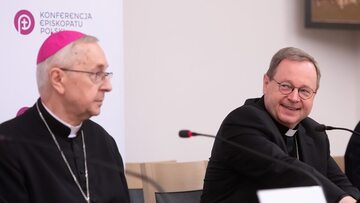Przewodniczący Konferencji Episkopatów Polski - abp Stanisław Gądecki (L) i Niemiec - abp Georg Baetzing (P)