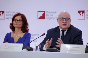 Przewodniczący Państwowej Komisji Wyborczej Sylwester Marciniak (P) i szefowa Krajowego Biura Wyborczego Magdalena Pietrzak (L) podczas konferencji prasowej PKW w Warszawie.