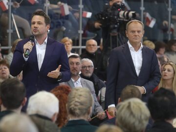 Przewodniczący Platformy Obywatelskiej Donald Tusk (C-P) i prezydent Warszawy Rafał Trzaskowski (C-L)