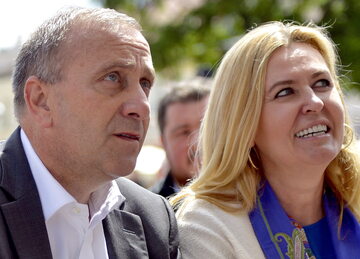 Przewodniczący Platformy Obywatelskiej Grzegorz Schetyna (L) i europosłanka PO Elżbieta Łukacijewska