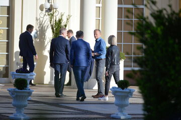 Przewodniczący Platformy Obywatelskiej RP Donald Tusk (2P) po przyjeździe do Hotelu Windsor w Jachrance.