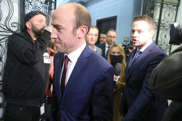 Przewodniczący PO Borys Budka (C) oraz nowy kandydat PO na prezydenta RP Rafał Trzaskowski (P) po konferencji prasowej, 15 bm. w Sejmie.