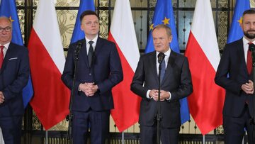 Przewodniczący PO Donald Tusk (2P), liderzy Trzeciej Drogi Szymon Hołownia (2L) i Władysław Kosiniak-Kamysz (P) oraz współprzewodniczący Nowej Lewicy Włodzimierz Czarzasty