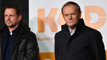Przewodniczący PO Donald Tusk i prezydent Warszawy Rafał Trzaskowski